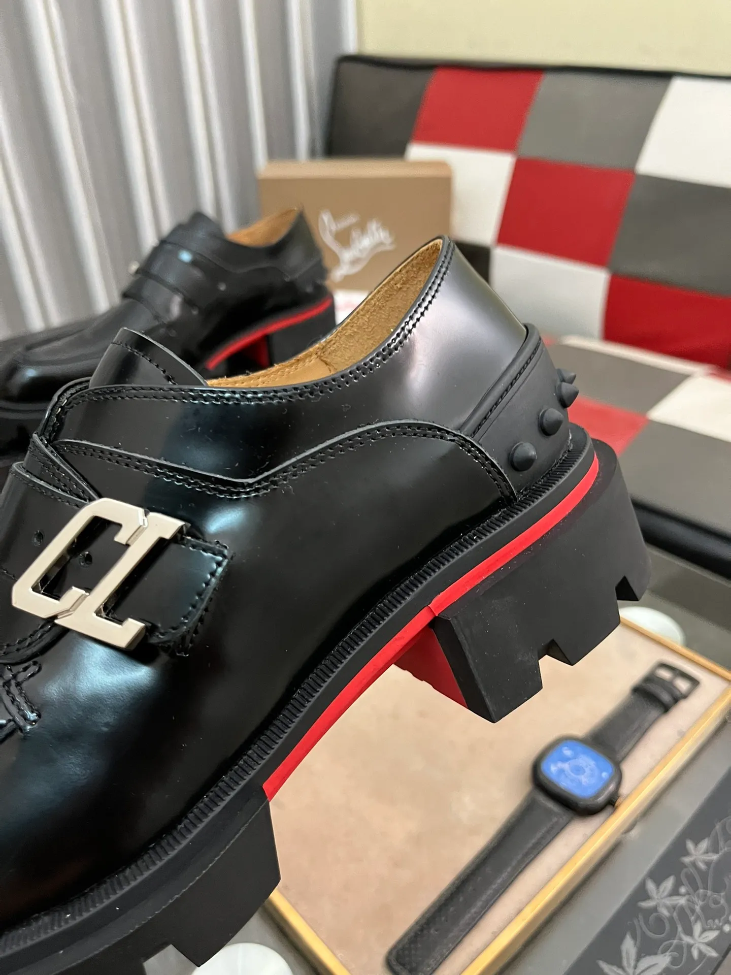 Men's shoes 💰820⌚️⌚️CL New formal leather shoes Christia* Loubouti* red-soled shoes GREGGO men's Oxford shoes Made of imported cowhide/glossy patent leather/stitched contrasting high silk suede. Three-section toe design. Iconic red outsole, the ultimate personalized shoe. Original color cowhide lining. Original Italian leather outsole; fine workmanship brings you a luxurious experience. With its neat silhouette and straightforwardness, GREGGO men's Oxford shoes are Oxford shoes born for city roaming. The elegant lines and classic silhouette exude eternal charm. The black patent leather material is exquisite and eye-catching, adding a sense of luxury to the overall look. The slender toe design is full of elegance, and matched with closed shoelaces of the same color, the sophistication is invisible. The slim sole design provides the shoes with a light foot feel, elegant steps, and a refined and elegant look. Shows outstanding texture.  Standard leather shoe size: 38-44
